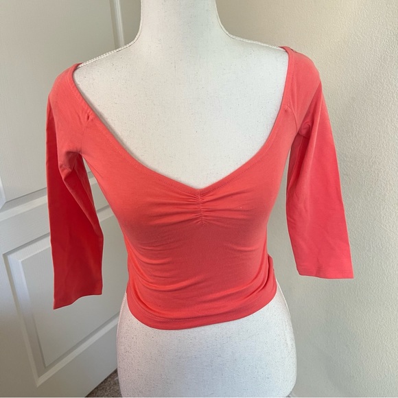 NWT Forever 21 Coral Off Shoulder Bardot Ruched Front Knit 3/4 Sleeve Crop Top - Picture 4 of 7
